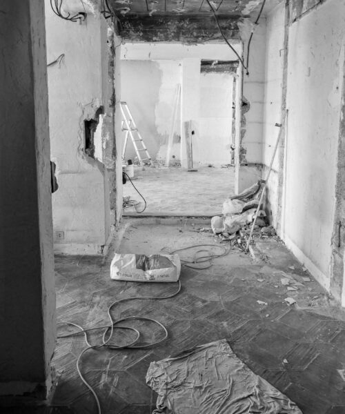 Travaux de rénovation en cours dans cet appartement dans le centre de Cannes.