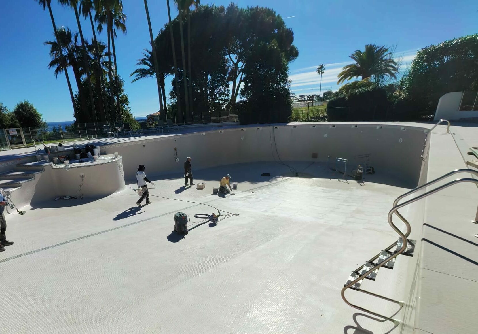 Travaux de construction piscine dans une résidence à Cannes, Côte d'Azur.