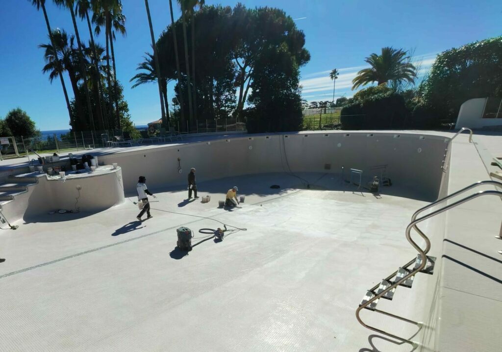 Travaux de construction piscine dans une résidence à Cannes, Côte d'Azur.